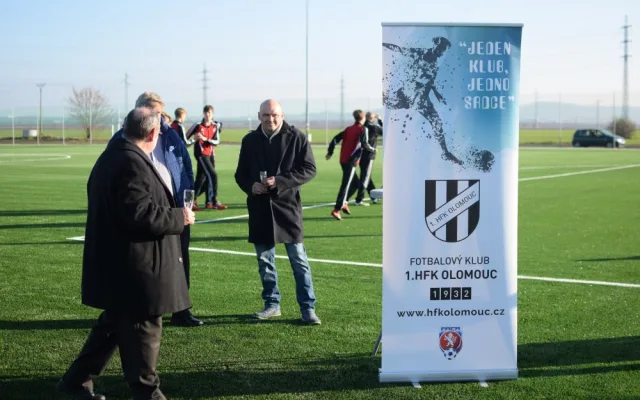 FOTO/VIDEO: V Holici dnes slavnostně otevřeli zrekonstruované hřiště. Povrch tvoří umělý trávník třetí generace