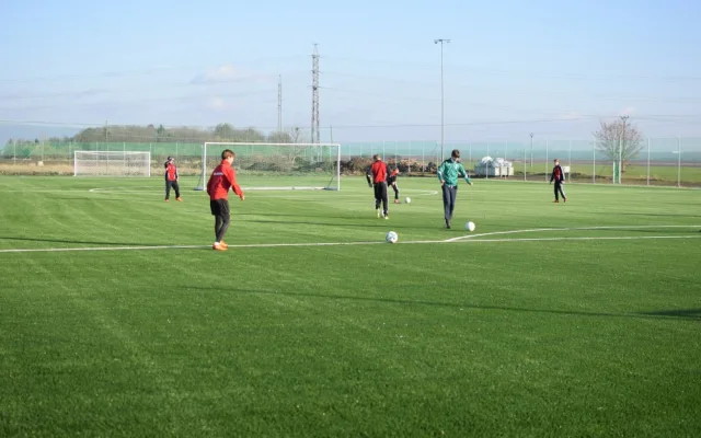 FOTO/VIDEO: V Holici dnes slavnostně otevřeli zrekonstruované hřiště. Povrch tvoří umělý trávník třetí generace