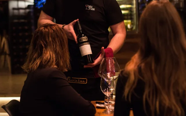Úspěch OpenWine Latino baru tkví v kvalitním víně a odborné obsluze, říká jeho majitel Jorge Atisha