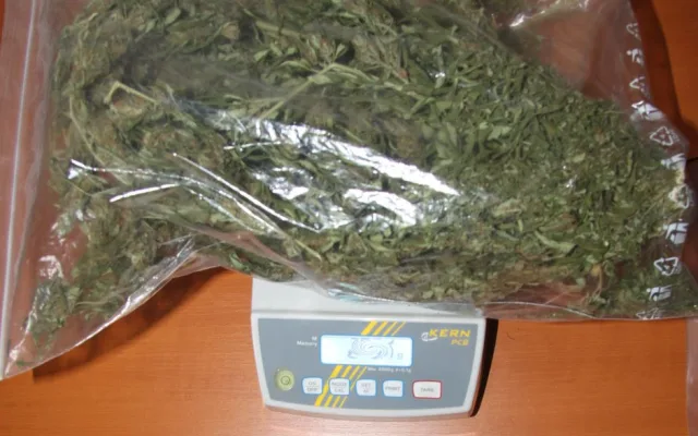 FOTO: Kriminalisté zadrželi dealera na ulici v Olomouci při distribuci drog