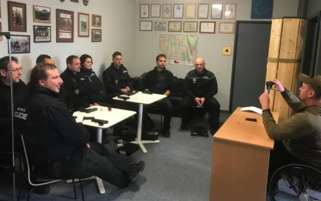 FOTO: Uničovští strážníci si převzali nové pistole. Jsou od České zbrojovky Uherský Brod