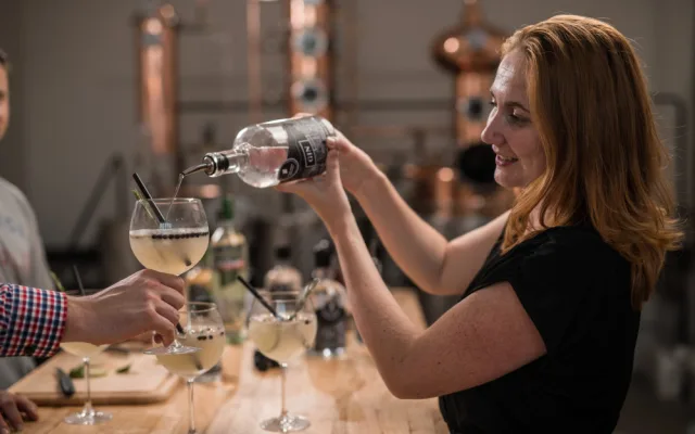 SOUTĚŽ: Vyrobte si svůj vlastní gin v Little Urban Distillery nebo zážitek darujte na Vánoce. Soutěžte o poukaz!