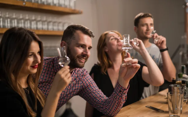 SOUTĚŽ: Vyrobte si svůj vlastní gin v Little Urban Distillery nebo zážitek darujte na Vánoce. Soutěžte o poukaz!