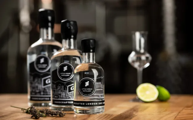 SOUTĚŽ: Vyrobte si svůj vlastní gin v Little Urban Distillery nebo zážitek darujte na Vánoce. Soutěžte o poukaz!