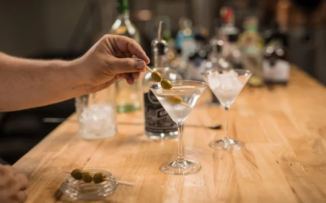 SOUTĚŽ: Vyrobte si svůj vlastní gin v Little Urban Distillery nebo zážitek darujte na Vánoce. Soutěžte o poukaz!