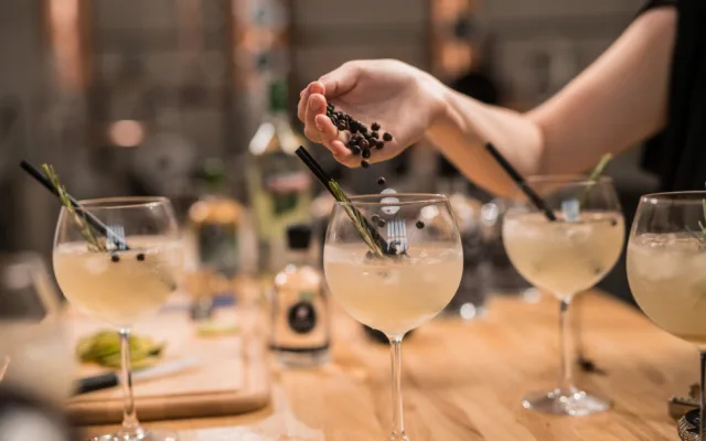 SOUTĚŽ: Vyrobte si svůj vlastní gin v Little Urban Distillery nebo zážitek darujte na Vánoce. Soutěžte o poukaz!