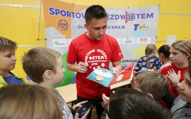 FOTO: Tomáš Rosický, Radek Štěpánek nebo Jiří Veselý soutěžili s dětmi v olomoucké Čajkaréně