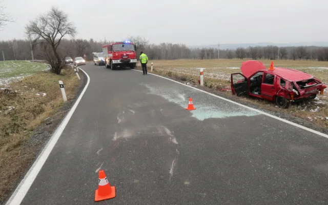 FOTO: Při tragické nehodě zemřel řidič. Auto se odmrštilo a několikrát se přetočilo přes střechu