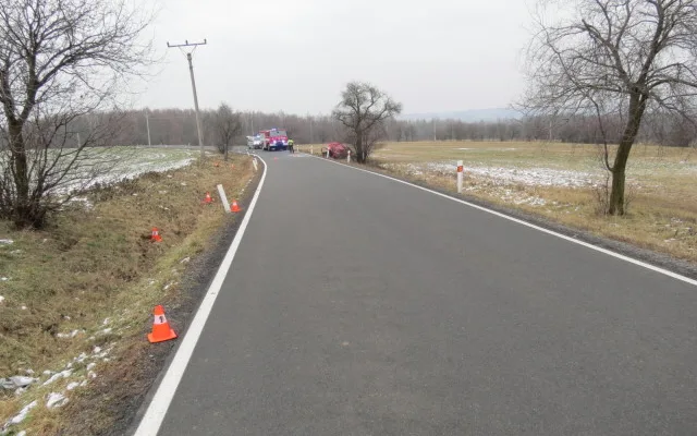 FOTO: Při tragické nehodě zemřel řidič. Auto se odmrštilo a několikrát se přetočilo přes střechu