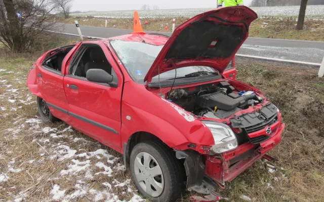 FOTO: Při tragické nehodě zemřel řidič. Auto se odmrštilo a několikrát se přetočilo přes střechu