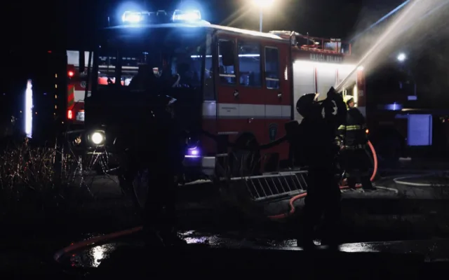 FOTO/VIDEO: Na Olomoucku hořela dvoupodlažní dřevostavba. Při požáru uhynuly slepice z líhně drůbeže