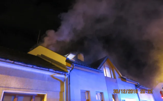 FOTO: V Olomouci hořel rodinný dům. Z komína šlehaly velké plameny
