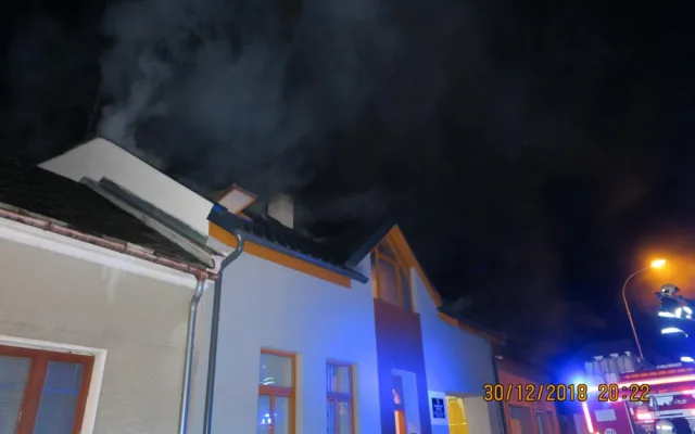 FOTO: V Olomouci hořel rodinný dům. Z komína šlehaly velké plameny