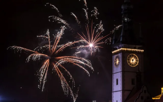 FOTO/VIDEO: Olomoucký novoroční ohňostroj přilákal na Horní náměstí stovky lidí