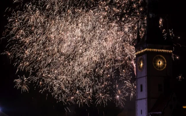FOTO/VIDEO: Olomoucký novoroční ohňostroj přilákal na Horní náměstí stovky lidí