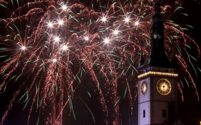 FOTO/VIDEO: Olomoucký novoroční ohňostroj přilákal na Horní náměstí stovky lidí