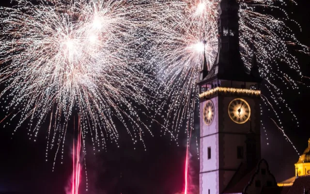 FOTO/VIDEO: Olomoucký novoroční ohňostroj přilákal na Horní náměstí stovky lidí