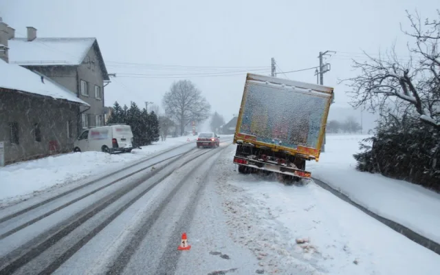 FOTO: Řidiče trápí sníh. Tady je přehled nehod, ve kterých hrálo roli počasí
