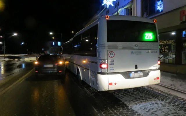 FOTO: Řidiče trápí sníh. Tady je přehled nehod, ve kterých hrálo roli počasí