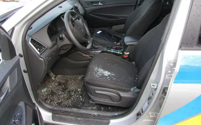FOTO: Mladík bezdůvodně zaútočil na policistu, který seděl v autě. Na služebně pak prokopl dveře