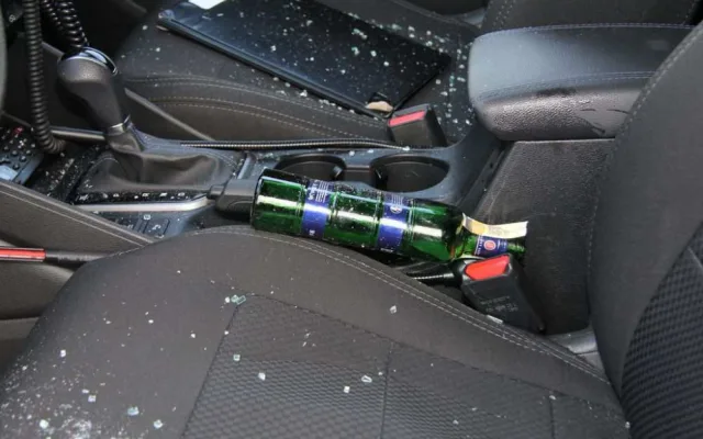 FOTO: Mladík bezdůvodně zaútočil na policistu, který seděl v autě. Na služebně pak prokopl dveře