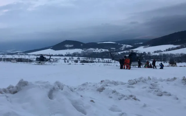 FOTO: Strom spadl na lanovku. Při evakuaci lyžařů pomáhaly dva vrtulníky i olomoučtí hasiči