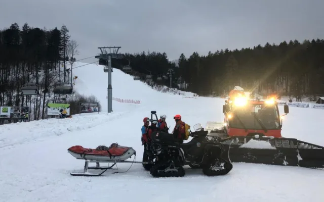 FOTO: Strom spadl na lanovku. Při evakuaci lyžařů pomáhaly dva vrtulníky i olomoučtí hasiči