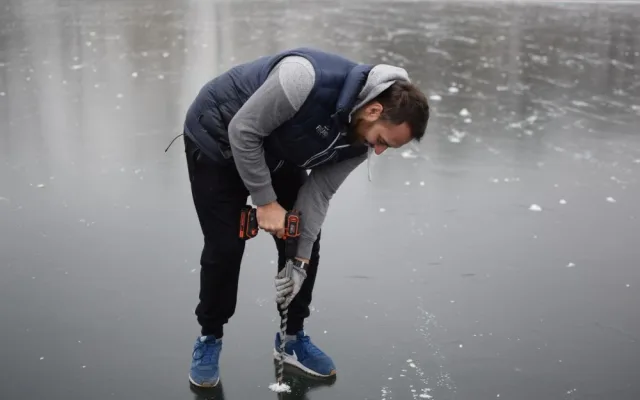 FOTO/VIDEO: Měřili jsme tloušťku ledu na Poděbradech. O víkendu by mělo být bruslení bezpečné