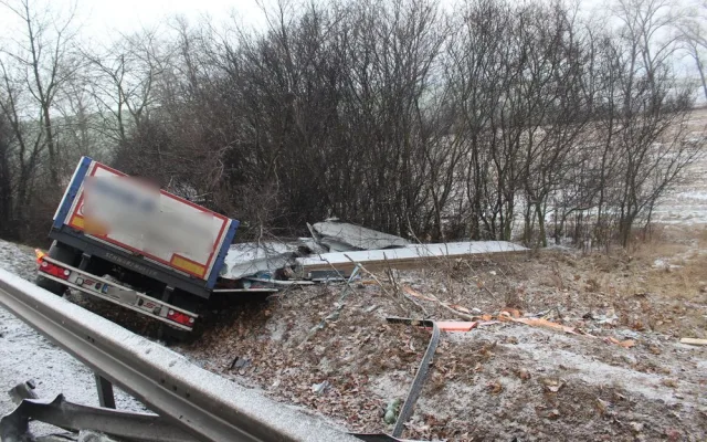 FOTO: Dálnici na Vyškov zablokoval kamion. Řidič nadýchal přes tři promile