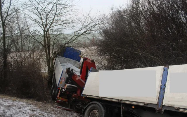 Policie hledá svědky nebezpečné jízdy opilého řidiče v kamionu. Ten po čtyřech kilometrech na dálnici havaroval