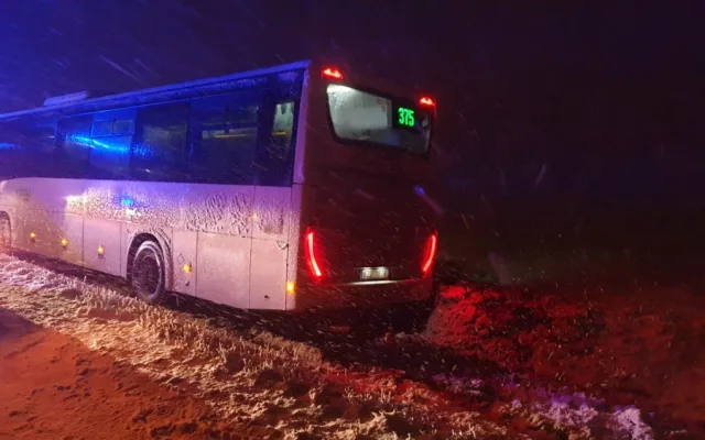 FOTOGALERIE: Hasiči kvůli silnému sněžení řešili přes šedesát událostí
