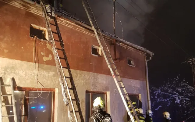 FOTO/VIDEO: Hasiči v noci na dnešek likvidovali požár rodinného domu