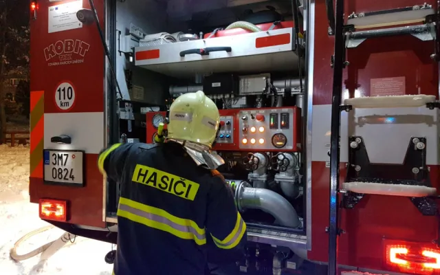 FOTO/VIDEO: Hasiči v noci na dnešek likvidovali požár rodinného domu