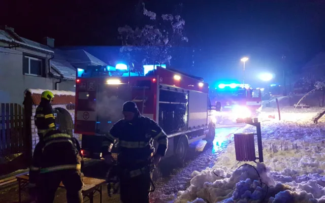 FOTO/VIDEO: Hasiči v noci na dnešek likvidovali požár rodinného domu