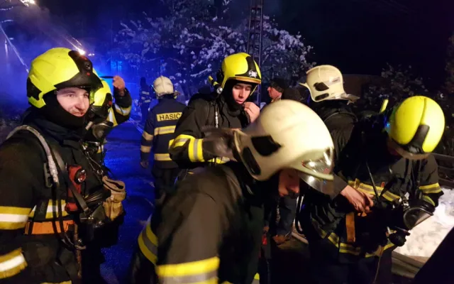 FOTO/VIDEO: Hasiči v noci na dnešek likvidovali požár rodinného domu