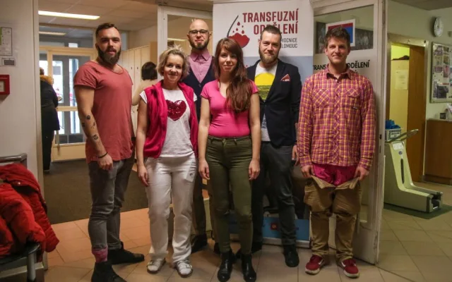 FOTO: Olomoucká Drbna a Vaulteři darovali krev. Transfuzka se převlékla do růžového