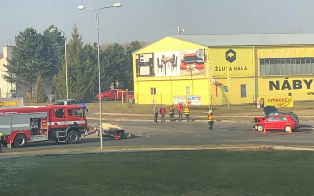 FOTO: Dvě osoby se zranily při nehodě tří aut u Žluté haly v Olomouci