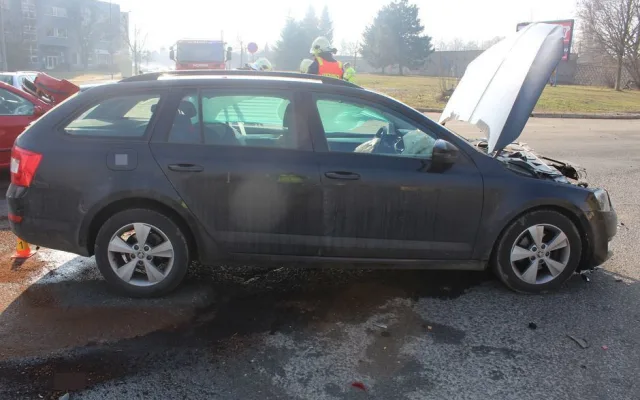 FOTO: Dvě osoby se zranily při nehodě tří aut u Žluté haly v Olomouci