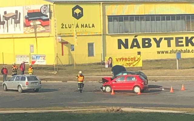 FOTO: Dvě osoby se zranily při nehodě tří aut u Žluté haly v Olomouci