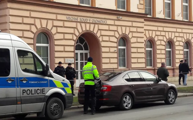 AKTUALIZOVÁNO: V budově Vrchního soudu byla ráno nahlášena bomba. Měla se projednávat kauza metanol