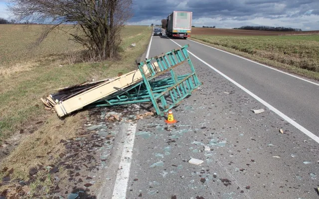 FOTO: Řidiči se u Topolan vysypaly z náklaďáku tabule skla