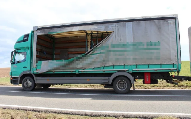 FOTO: Řidiči se u Topolan vysypaly z náklaďáku tabule skla