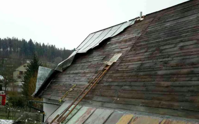 FOTO: V hlavní roli opět silný vítr. Hasiči ve středu vyjížděli k téměř dvaceti případům