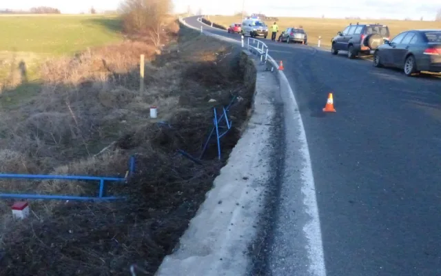 Řidička se v zatáčce plně nevěnovala řízení auta, skončila s ním v kovovém zábradlí