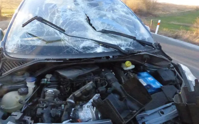 Řidička se v zatáčce plně nevěnovala řízení auta, skončila s ním v kovovém zábradlí