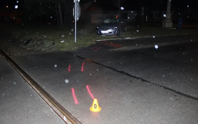 FOTO: Řidička vjela na nechráněný přejezd před projíždějící vlak. Skončila v nemocnici