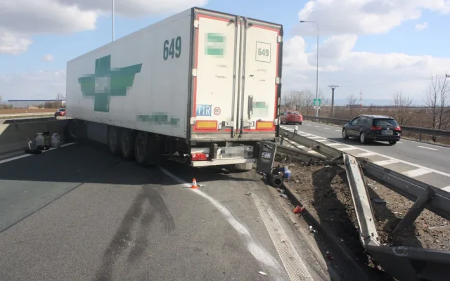 FOTO: Kamion s prasklým kolem blokoval dálnici na Olomouc přes čtyři hodiny