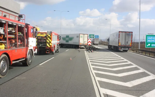 FOTO: Kamion s prasklým kolem blokoval dálnici na Olomouc přes čtyři hodiny