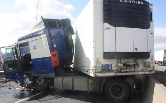 FOTO: Kamion s prasklým kolem blokoval dálnici na Olomouc přes čtyři hodiny