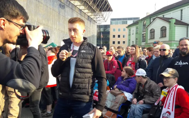 FOTO/VIDEO: Hráči HC Olomouc dnes oslavili úspěšnou sezónu před zimákem společně s fanoušky